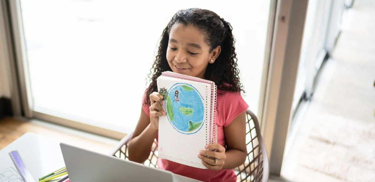 niña con cuaderno en las manos