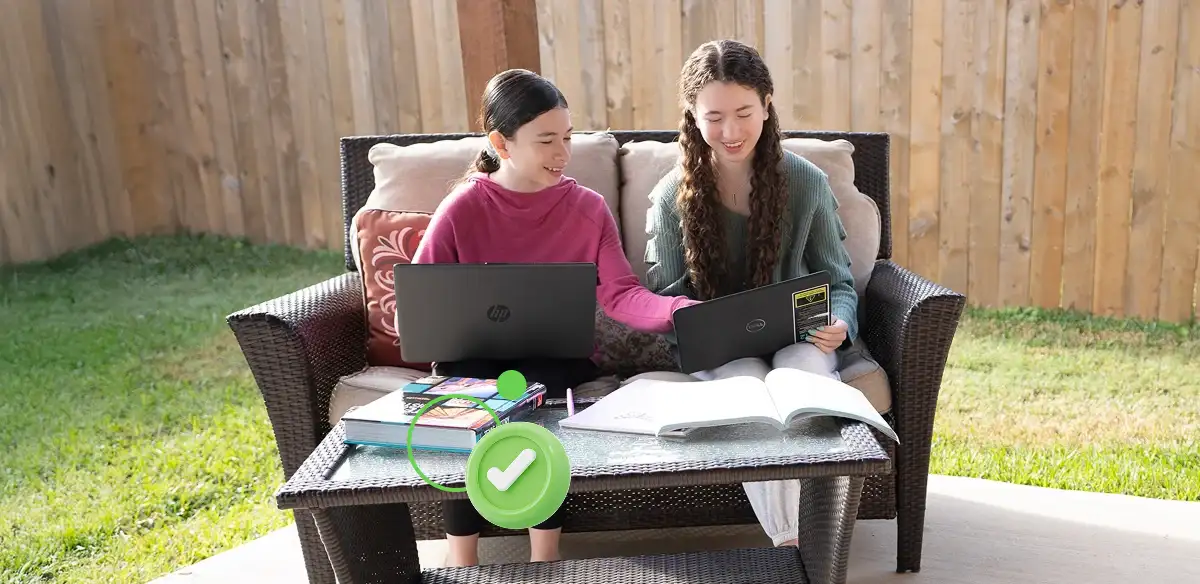 Estudiantes haciendo juntos los deberes